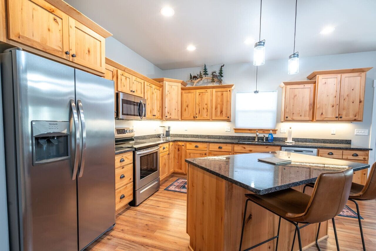 ثلاجة، ماكينة لصنع القهوة/الشاي، مستلزمات طهي/أطباق/أوعية