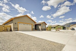 Un barrio residencial con casas, una entrada para coches y cielo despejado.