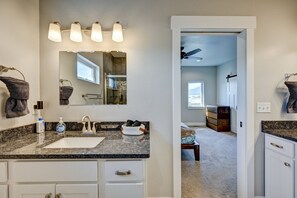 Bathroom - Cozy Home With Princeton Views & Hot Tub (Buena Vista)