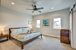 3 chambres, bureau, lit de bébé portatif, Wi-Fi