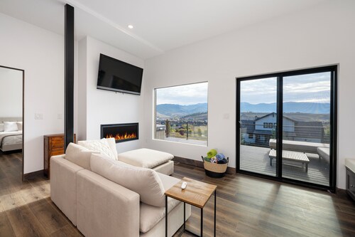 Mountain Views Hot Tub Escape, with Air Conditioning!