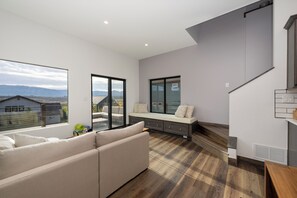 Una Smart TV, una chimenea