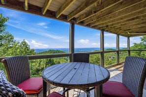 Outdoor dining - 100-Mile View 1b/2ba Cabin 15 min to Pigeon Forge. Newly Renovated Bathrooms! (Sevierville)