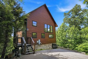 Exterior - 100-Mile View 1b/2ba Cabin 15 min to Pigeon Forge. Newly Renovated Bathrooms! (Sevierville)