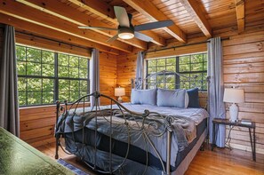 2 bedrooms, WiFi, bed sheets - 100-Mile View 1b/2ba Cabin 15 min to Pigeon Forge. Newly Renovated Bathrooms! (Sevierville)