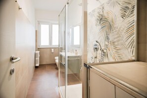 Douche, articles de toilette écologiques, séchoir à cheveux, bidet