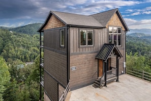 Exterior - Stunning 4bedroom with Sky Views! (Gatlinburg)