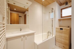 Bathroom - 1st floor, balcony, parking, tv, ski locker, 51m², La Clusaz (La Clusaz)