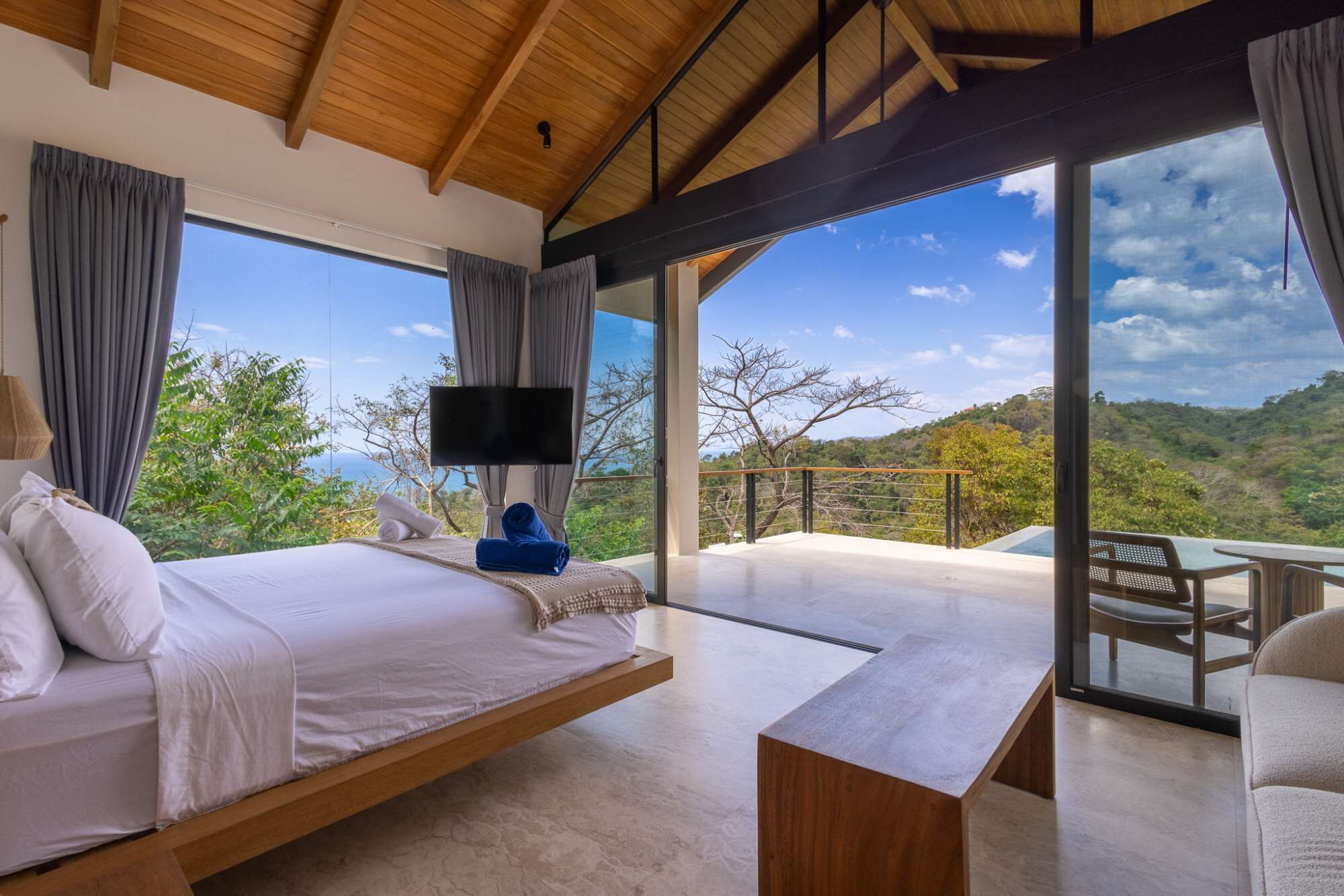 4 quartos, escrivaninha, Wi-Fi, roupa de cama