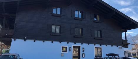 Vista frontal de la propiedad