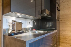 Kühlschrank, Mikrowelle, Ofen, Geschirrspüler