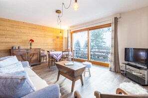 Living area - 300m from resort center, 2nd floor, balcony, tv, 60m², La Clusaz (La Clusaz)
