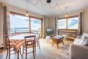 Living area - 300m from resort center, 2nd floor, balcony, tv, 60m², La Clusaz (La Clusaz)