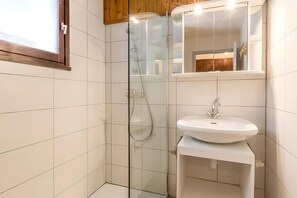 Shower - 1st floor, view mountain, balcony, parking, tv, ski locker, 58m², La Clusaz (La Clusaz)