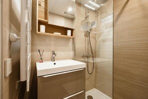 Shower - 1st floor, balcony, tv, ski locker, 22m², La Clusaz (La Clusaz)