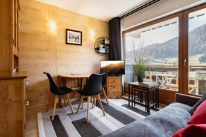 Living area - 1st floor, balcony, tv, ski locker, 22m², La Clusaz (La Clusaz)