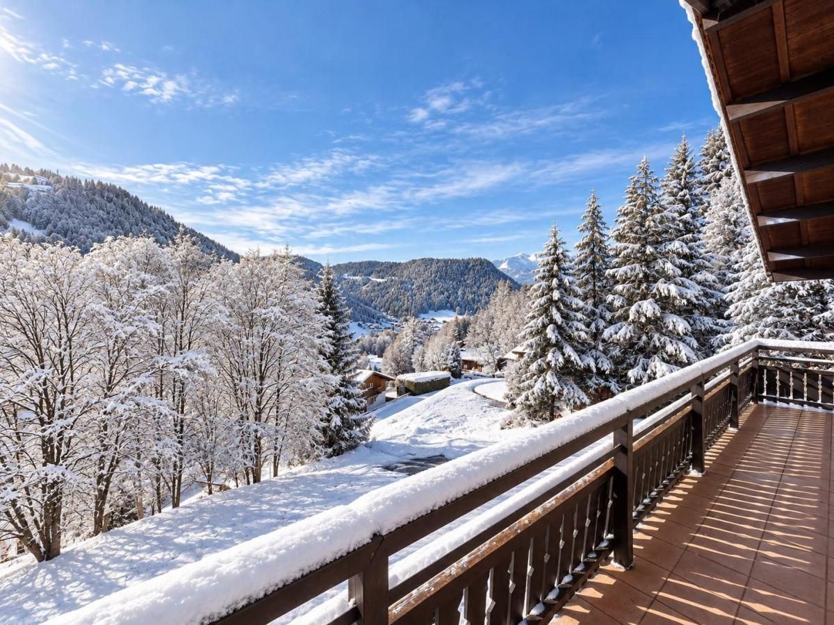 Ein Holzbalkon mit Blick auf schneebedeckte Bäume und Berge.