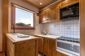 Een koelkast, een microgolfoven, een oven, een vaatwasser