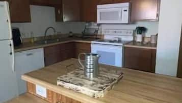 Frigorifero, microonde, piano cottura, macchina per tè/caffè
