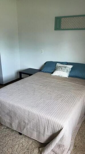 3 slaapkamers, een strijkplank/strijkijzer, beddengoed