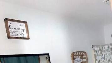 Pyyhkeet, saippua, vessapaperi