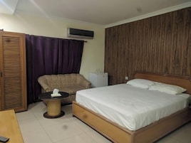 Habitación Deluxe doble | Sistema de insonorización, tabla de planchar con plancha, wifi gratis