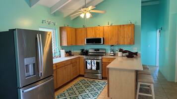 Køleskab, mikrobølgeovn, ovn, kogeplade