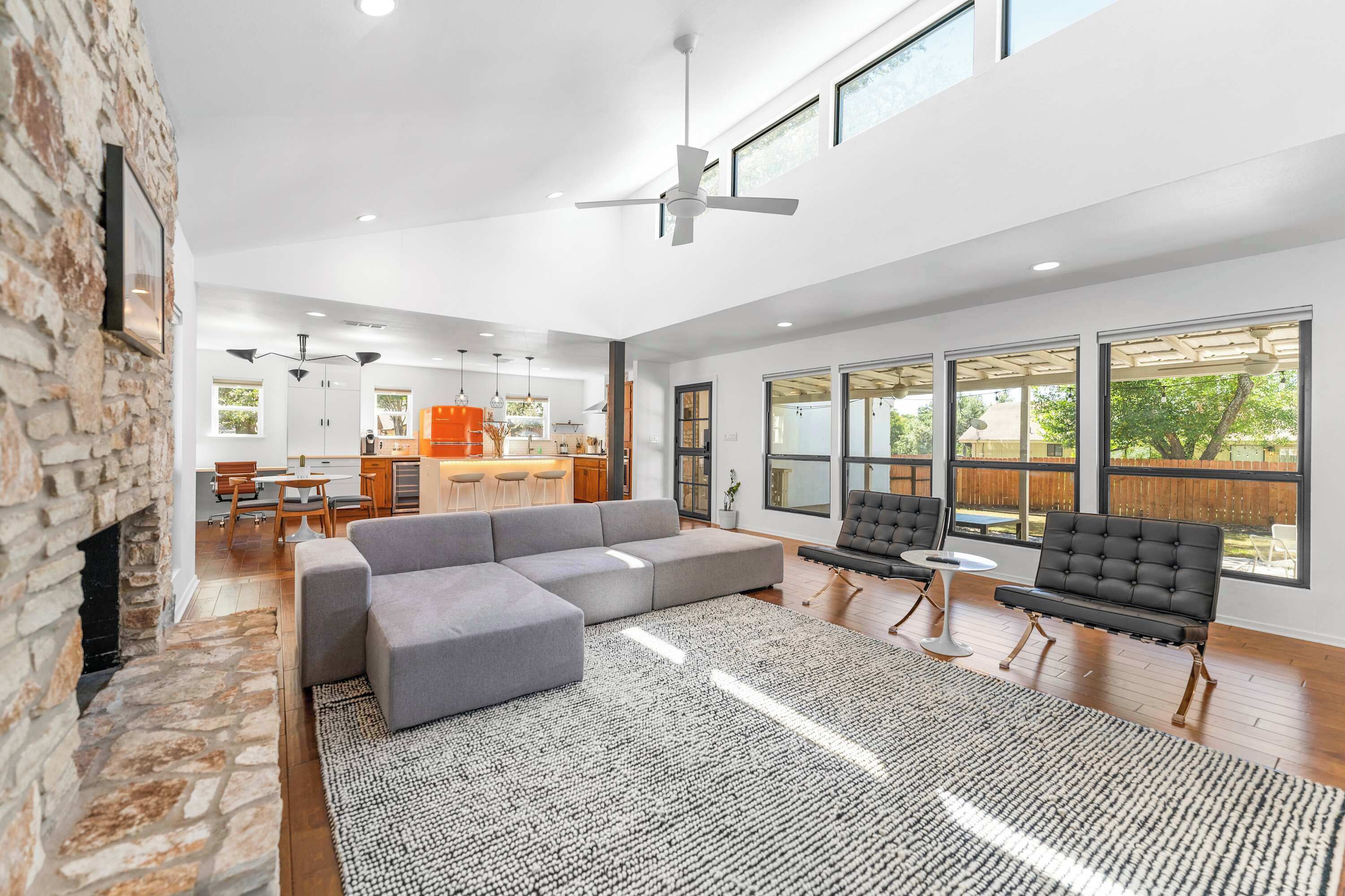 TV, videospill og kontorer