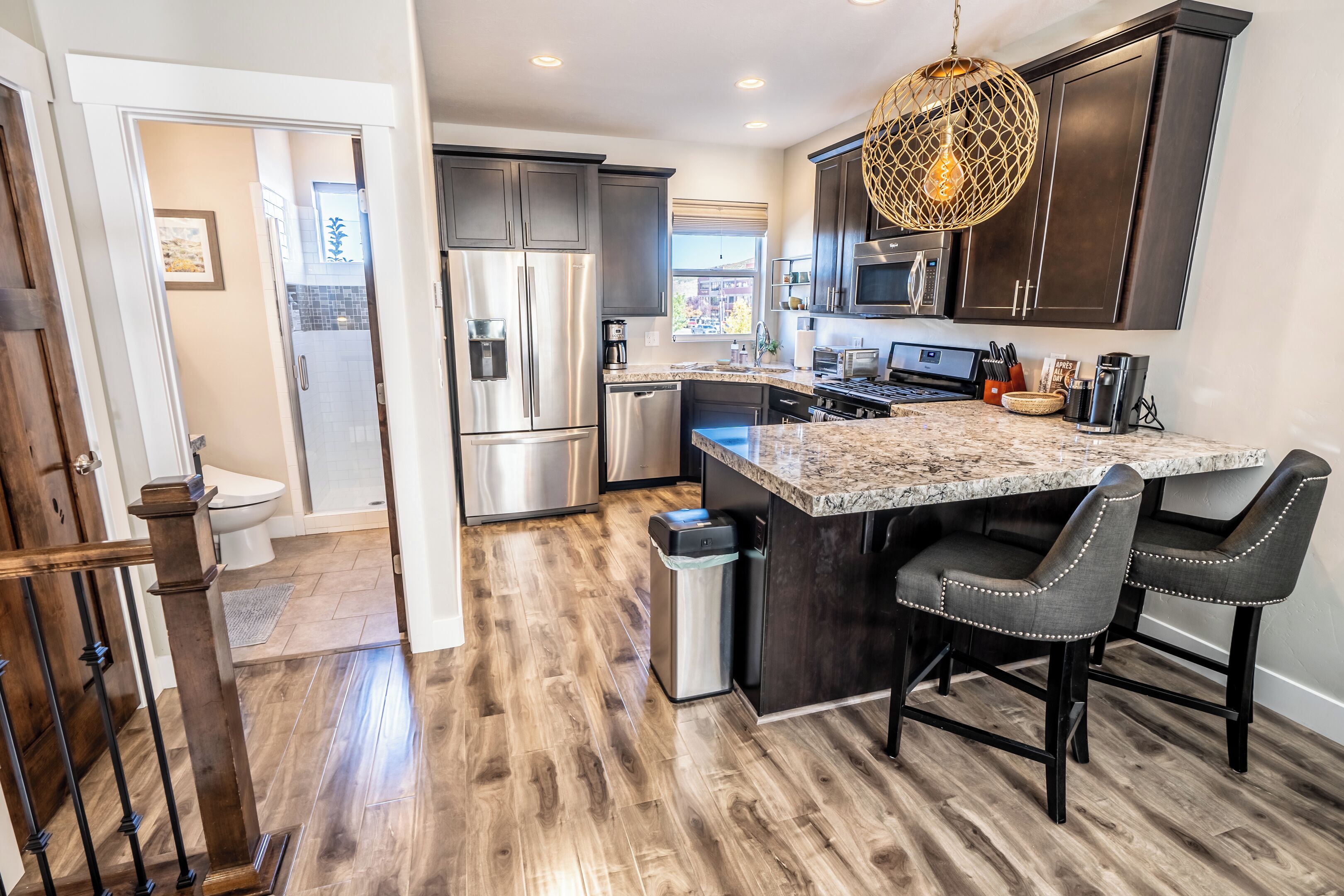 Réfrigérateur, four à micro-ondes, un four, lave-vaisselle