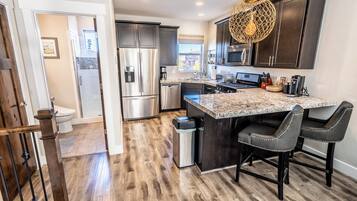 Réfrigérateur, four à micro-ondes, un four, lave-vaisselle