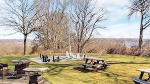 Ein Park mit Picknicktischen, Stühlen und einem Schachbrett.