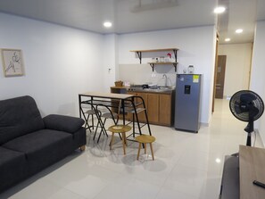 Luxury-Apartment | Wohnbereich | 30-Zoll-Smart-TV mit Satellitenempfang