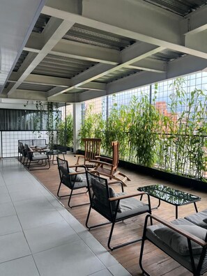 Téléviseur connecté de 30 po avec télévision par satellite