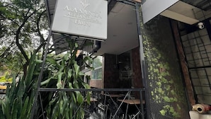 Un letrero de hotel con el nombre 'A&A Santa Alejandria Hotel'.