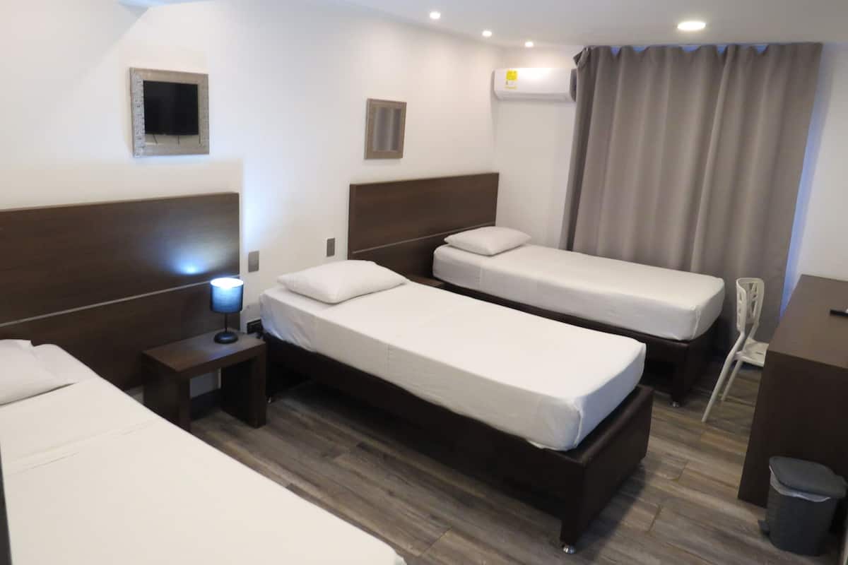 Standaard driepersoonskamer | 1 slaapkamer, luxe beddengoed, bedden met traagschuimmatras