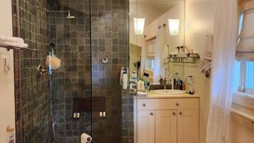 Secadora de cabello, bidet, toallas, jabón