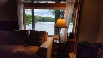 TV connectée, cheminée, table de tennis de table