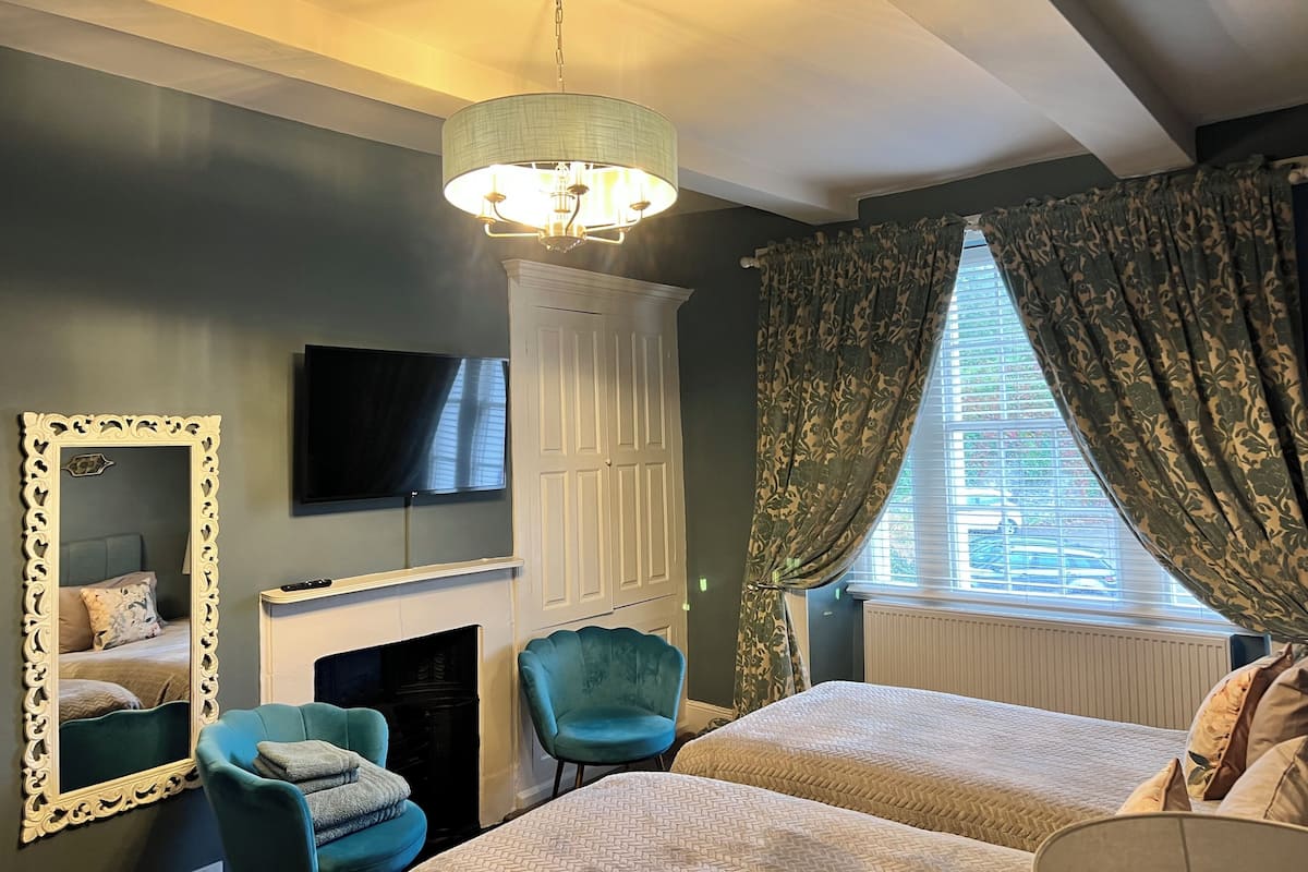 Classic Double or Twin Room | Desk, laptop workspace, iron/ironing board, free WiFi