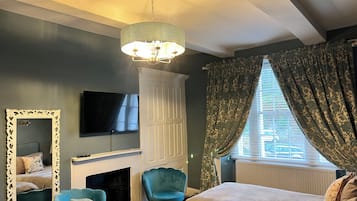Habitación clásica con 1 cama matrimonial o 2 individuales | Escritorio y espacio para trabajar con laptop