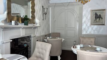 Free daily English breakfast