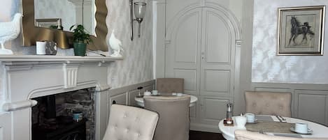 Free daily English breakfast