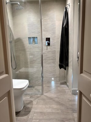 Deluxe Double Room, Garden View | Bathroom -  Old Daltongate House (Ulverston)
