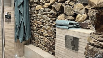 Classic Double Room, City View | Bathroom