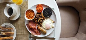 Free daily English breakfast