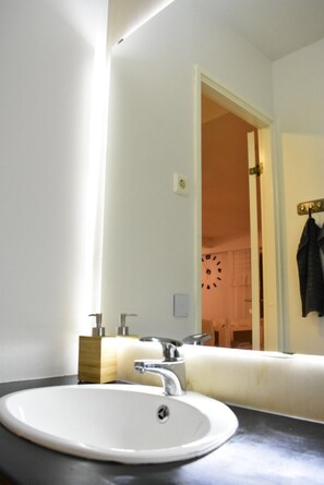 Ducha, secador de pelo, toallas y jabón