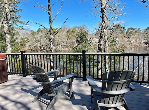 Spacious 4-bedroom Lakefront cottage in picturesque Bourne 