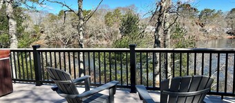 Spacious 4-bedroom Lakefront cottage in picturesque Bourne 