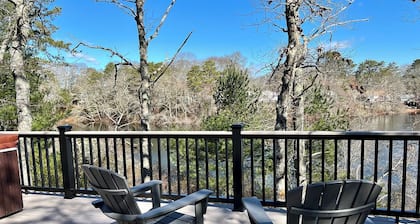 Spacious 4-bedroom Lakefront cottage in picturesque Bourne