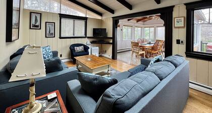 Spacious 4-bedroom Lakefront cottage in picturesque Bourne