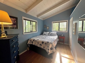 4 bedrooms, iron/ironing board, WiFi, bed sheets - Spacious 4-bedroom Lakefront cottage in picturesque Bourne  (Bourne)